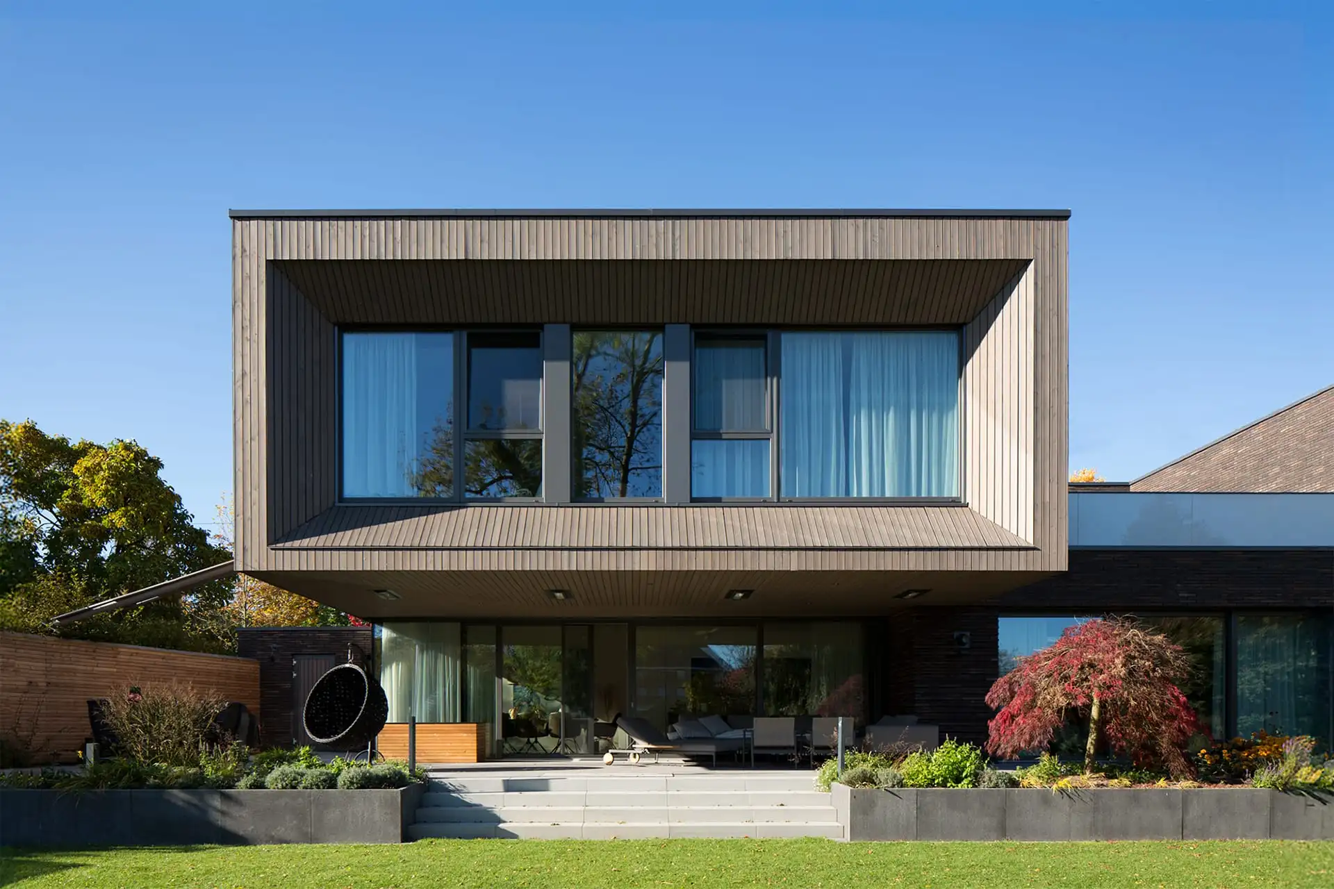 Moderne Villa mit Holzfassade und Verblendmauerwerk – Architekturprojekt aus Borken