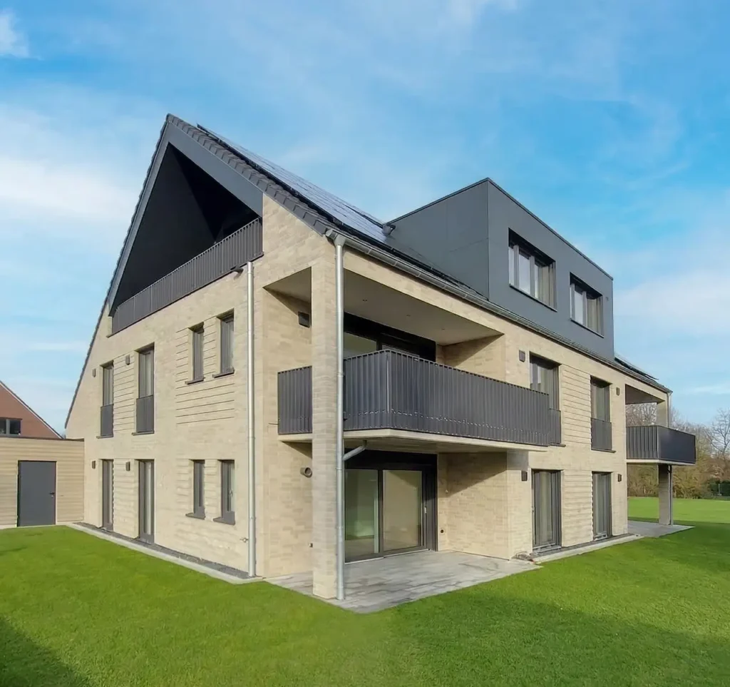 Neubau-Mehrfamilienhaus mit hellem Klinker, Balkonen und Photovoltaikanlage – QNG-Audit durch den Architekten