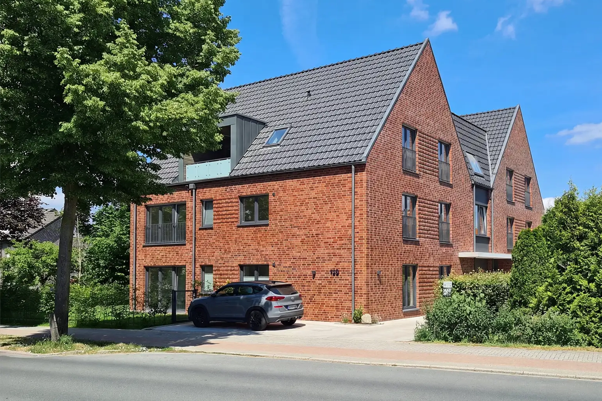 Mehrfamilienhaus mit roter Klinkerfassade – KfW-gefördertes Wohnprojekt in Borken